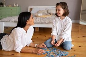 matka s dcerou hrajú puzzle